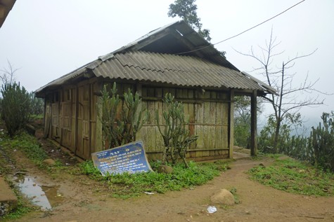 Học sinh lớp 5 điểm trường lẻ Suối On phải học nhờ ở nhà văn hóa bản vì thiếu lớp. (Ảnh Thu Hòe)